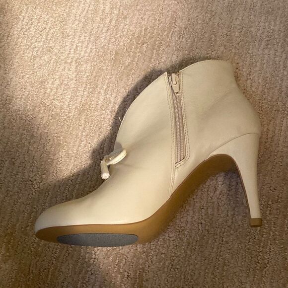 Hot in Hollywood Womens Winter White Booties with Spat Covers, Size 7.5M - Picture 3 of 16